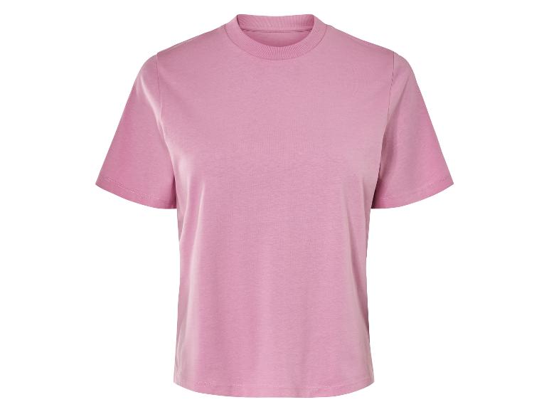 Un t-shirt rose à manches courtes.