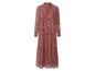 Robe longue rose à imprimé paisley.