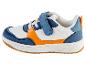 Une basket blanche, bleue et orange avec fermeture velcro.