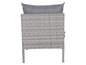 Une chaise en osier grise avec un coussin gris.