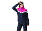 Femme en veste de ski rose, blanche et bleu marine et pantalon de ski bleu marine
