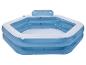 Piscine gonflable bleue hexagonale avec repose-tête.