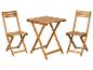 Table pliante en bois et deux chaises pour l'extérieur.
