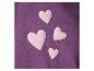 Tissu violet avec quatre applications de cœurs rose pâle.