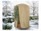 Une housse de protection pour une plante dans un jardin enneigé.