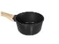 Saucepan noir avec manche en bois.