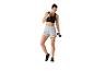 Shorts et haltères de sport: tenue de sport féminine.