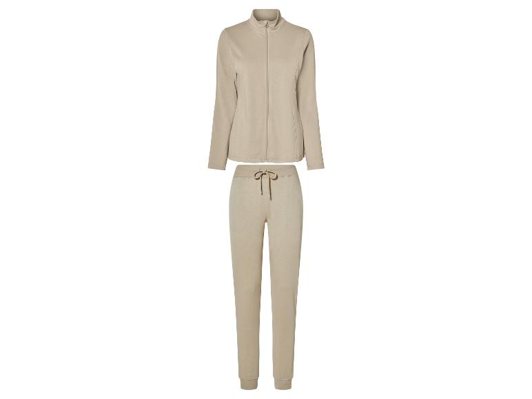 Ensemble survêtement beige pour femme.