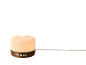 Diffuseur d'arômes blanc avec base en bois et boutons de commande.
