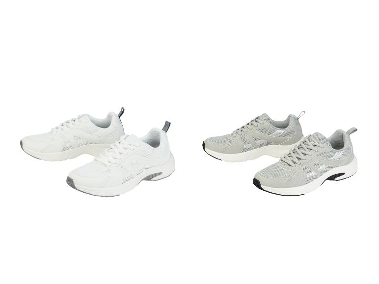 Deux paires de baskets, une blanche et une grise.