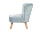 Petit fauteuil en velours bleu clair avec pieds en bois clair