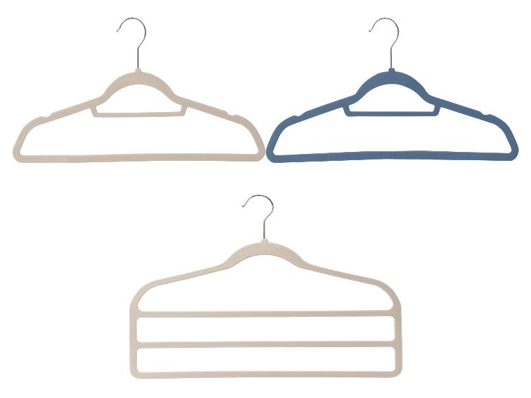 Cintres en velours beige et bleu, dont un avec trois niveaux.