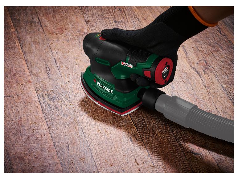 Ponceuse à main avec tuyau d'extraction de poussière ponçant un plancher en bois