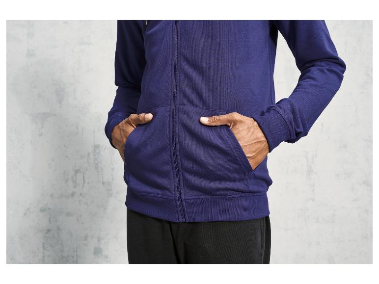 Gros plan sur un sweat-shirt bleu foncé à fermeture éclair.