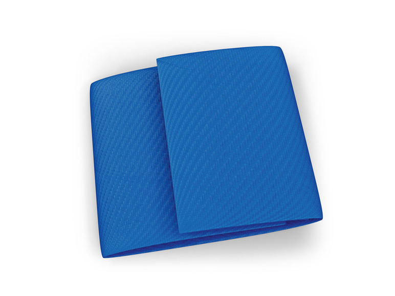 Un tapis de yoga bleu plié.