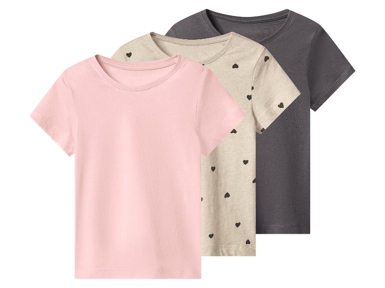 Trois t-shirts à manches courtes: rose, beige à cœurs et gris foncé.