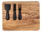 Planche à fromage en bois avec trois ustensiles à fromage noirs.