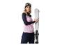 Femme en tenue de ski rose et noire, tenant des skis blancs.