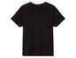 Un t-shirt noir à manches courtes.