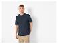 T-shirt foncé et pantalon beige pour homme.