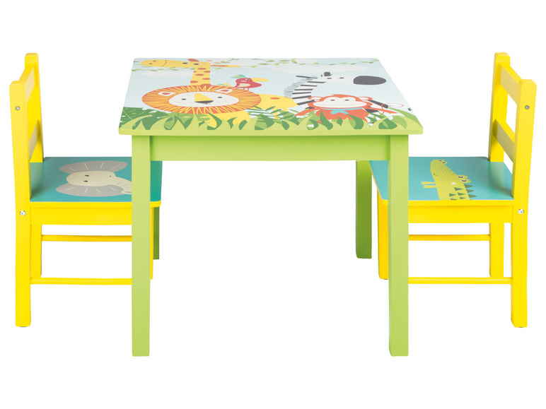 Une table verte avec des animaux de la jungle et deux chaises jaunes.