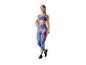 Femme en vêtements de sport, leggings et soutien-gorge à motifs, bouteille d'eau à la main.