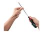Mains tenant un tournevis avec embouts interchangeables