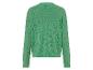Pull vert en tricot ajouré.