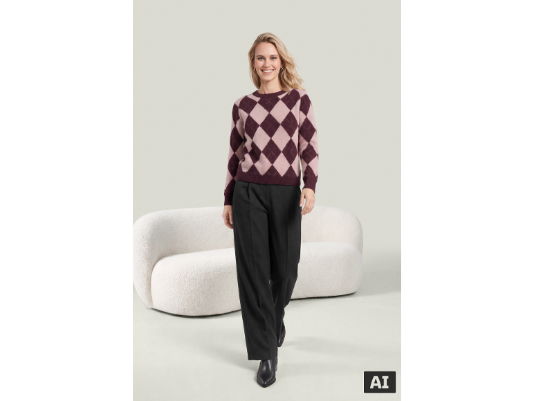 Femme portant un pull à losanges bordeaux et un pantalon noir.