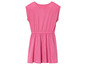 Une robe d'été rose à manches courtes.