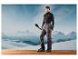 Homme en tenue de ski avec des bâtons devant un paysage montagneux