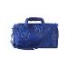 Un sac de sport bleu avec un imprimé de football.