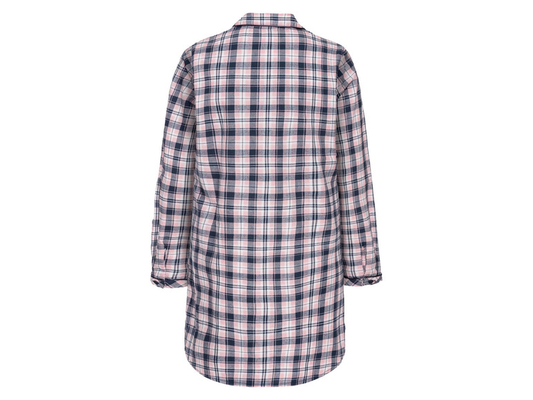 Une chemise de nuit à carreaux rose et bleue pour femme.