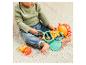 Bébé jouant avec des hochets colorés et un pot de miel jouet avec le mot 'HUNNY'.
