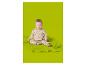 Bébé en combinaison beige à pois, assis sur une couverture verte.