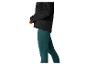 Veste noire et leggings vert foncé pour femme.
