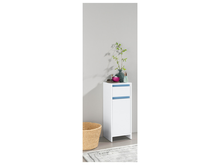 Une armoire de salle de bain blanche avec deux portes et un panier en osier.