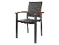 Chaise de jardin en rotin synthétique avec accoudoirs en bois.