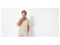 Polo beige et pantalon clair pour homme.