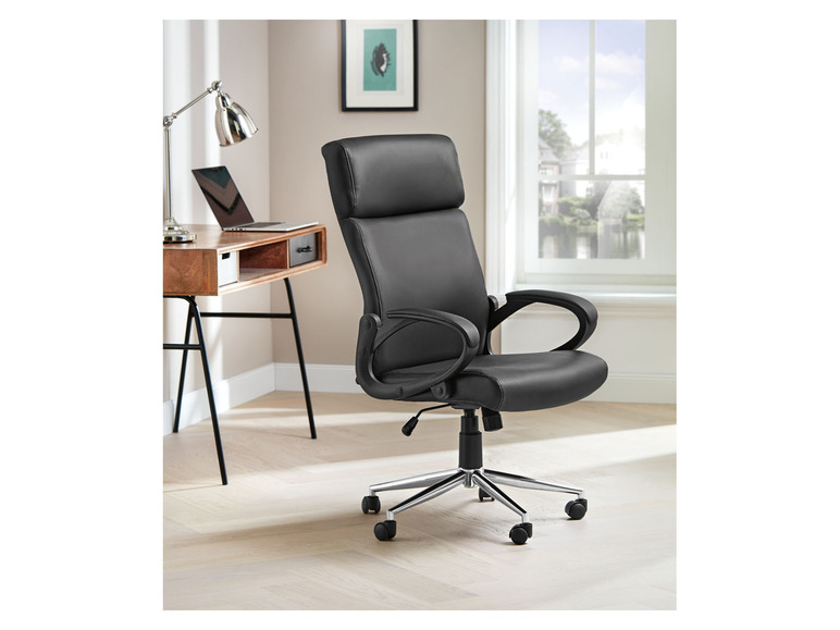 Un fauteuil de bureau en cuir noir avec accoudoirs.