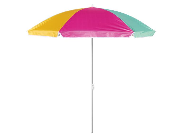 Parasol de plage coloré avec des panneaux jaunes, roses et vert menthe sur un mât blanc.
