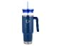 Mug thermique bleu avec anse, couvercle et paille, sur fond blanc.