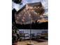 Un parasol avec des guirlandes lumineuses pour créer une ambiance conviviale en extérieur.