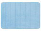 Un tapis de bain bleu clair avec une surface nervurée.
