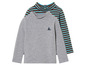 Deux t-shirts à manches longues: un gris avec un petit logo et un rayé bleu, orange et noir.