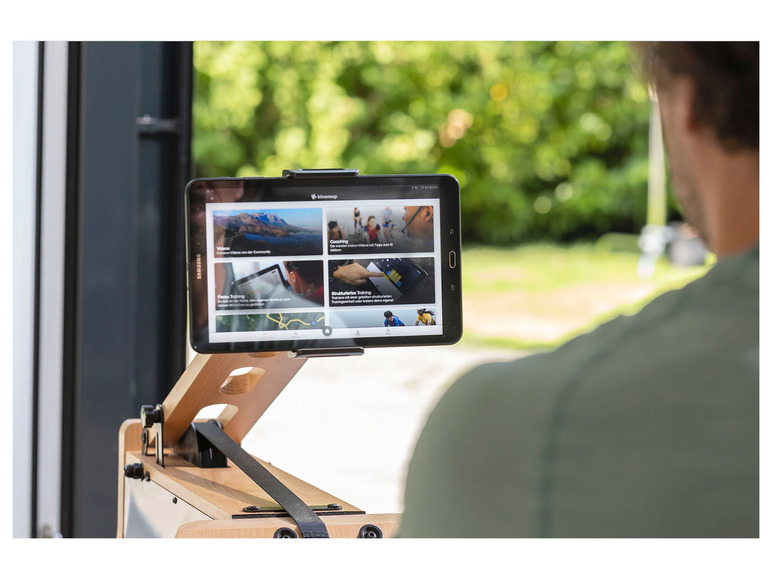 Une tablette avec Kinomap qui affiche des séances d'entraînement sur un home-trainer.
