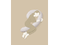 Illustration d'une femme dormant sur le côté avec un grand coussin de maternité.