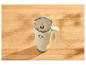 Mug de voyage crème avec anse et paille sur une surface en bois.