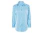 Une chemise bleu clair à manches longues