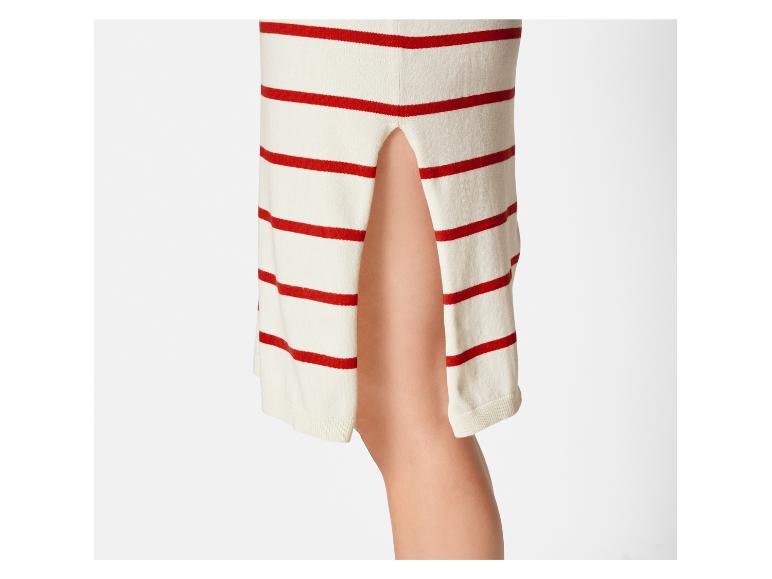 Une robe rayée blanche et rouge avec une fente.